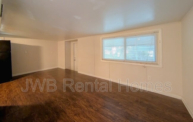 Building Photo - 573 E 55th St