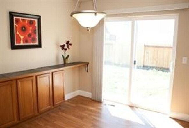 Building Photo - 3 Bedroom 2 Bath home with 2 car garage in Belgrade.