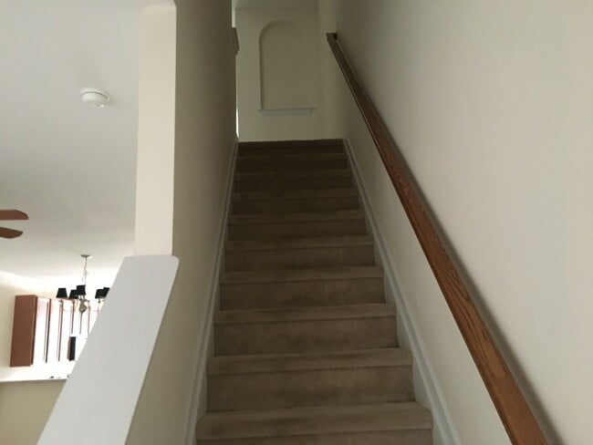 Building Photo - Townhouse For The Family!!