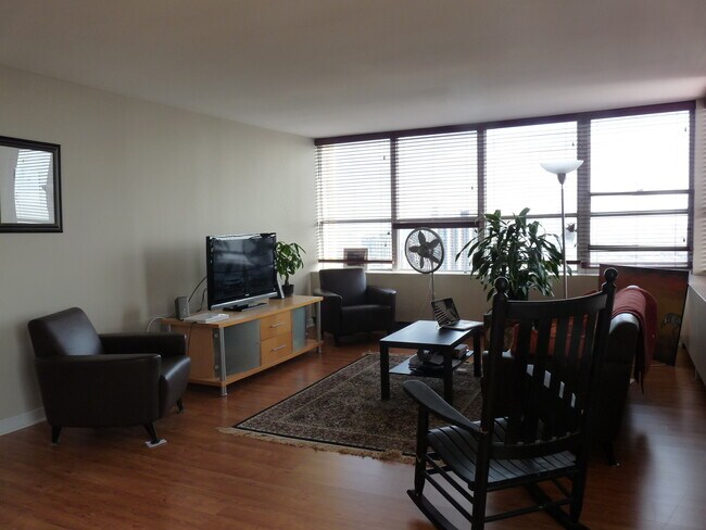 Foto del edificio - 655 W Irving Park Rd