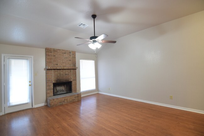 Foto del edificio - 807 Hartrick Cir