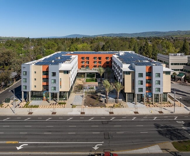 Foto del edificio - 399 Blossom Hill Rd