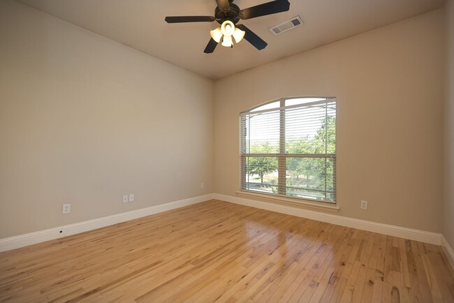 Foto del edificio - ** MOVE IN SUMMER 7/8/2025 ** 5 Beds Minut...