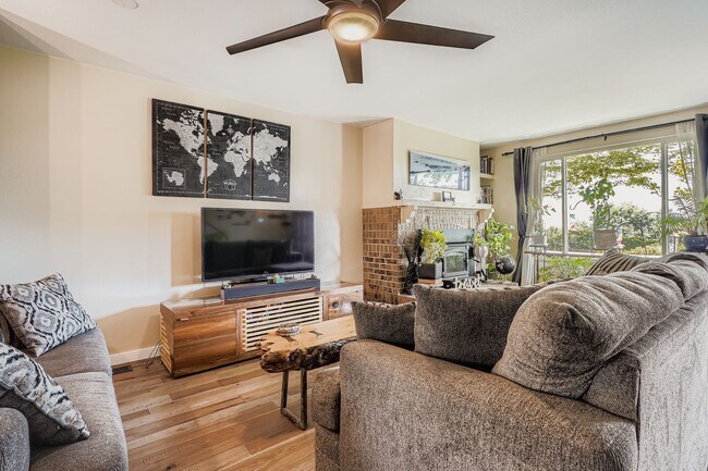 Sala de estar - 382 Gladiola St