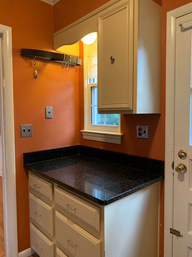Building Photo - "Painting in process" Spacious 3/2 Silver ...