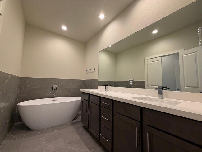 Foto del edificio - "Charming 3-Bed Oasis with 2.5 Baths in Prime Houston Locale – Discover Your New Home on Haring Ln!"