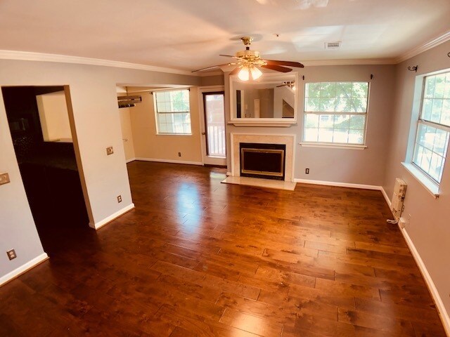Building Photo - Beautiful upgraded 2-story condo. Walk to ...