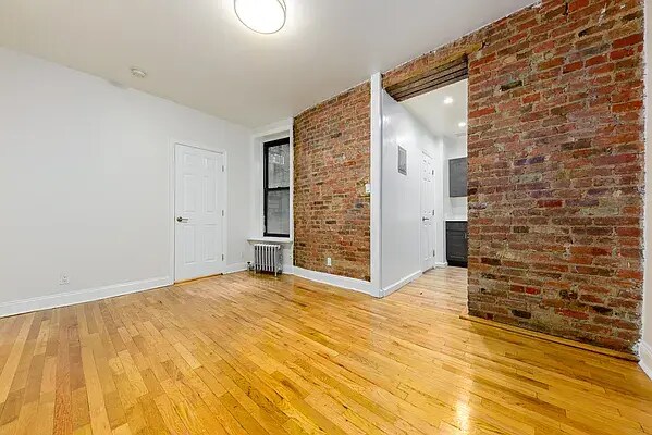 Building Photo - 329 E 12th St
