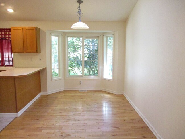 Building Photo - Charming Rambler in Lake Minterwood with P...