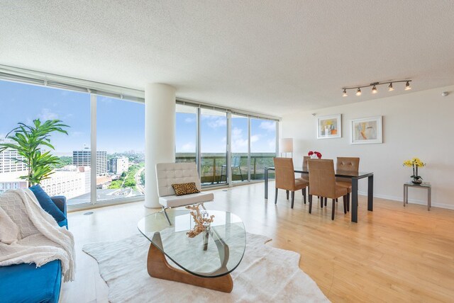 Foto del edificio - 1720 Maple Ave