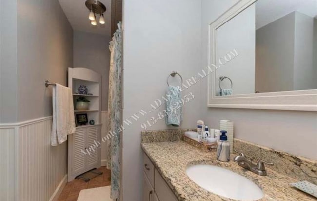 Building Photo - 621 N Cedar St