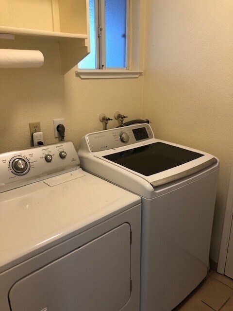 Foto del edificio - Beautiful 3 Bedroom, 1.5 Bath Townhome Available now!