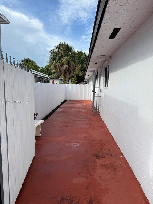 Foto del edificio - 3144 SW 23rd St
