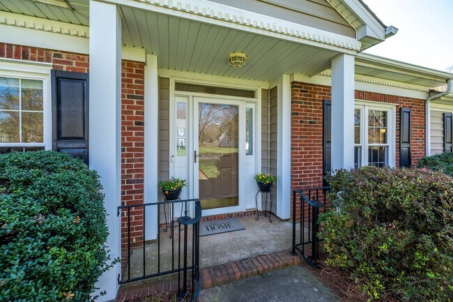 Building Photo - Charming home located in the heart of Char...