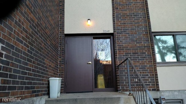Building Photo - 2 br, 2 bath Condo - 9240 W Gross Point Rd