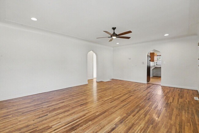 Foto del edificio - Spacious 4-Bedroom, 2-Bath Home with Large Yard, Garage & Central A/C
