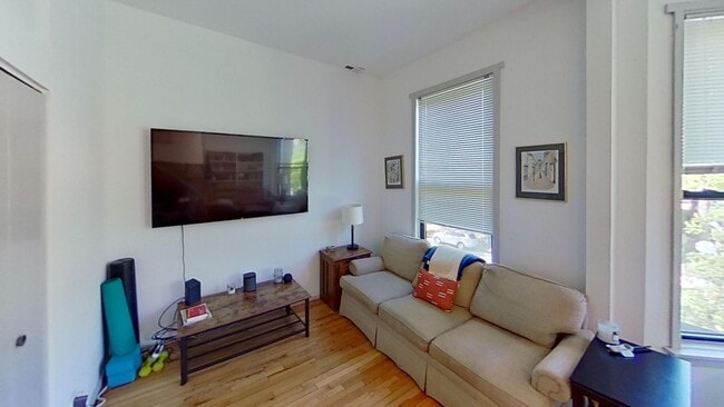 Building Photo - Lincoln Park 3 Bed/2 Bath Duplex + In unit...