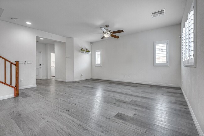 Foto del edificio - Located in a gated community with a pool a...
