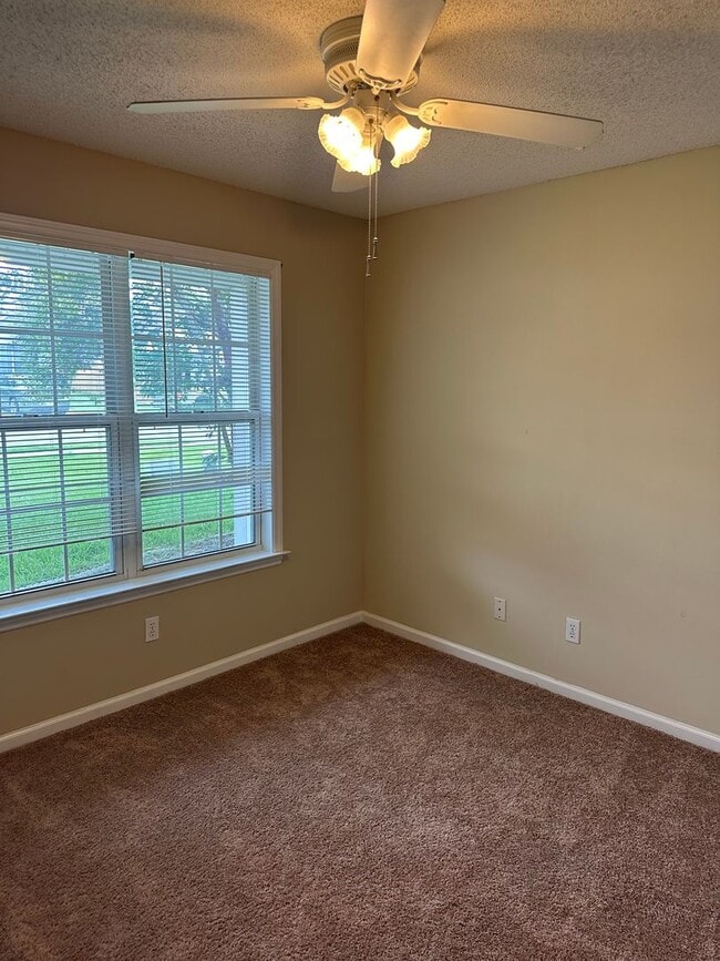 Building Photo - 4241 Wilshire Dr