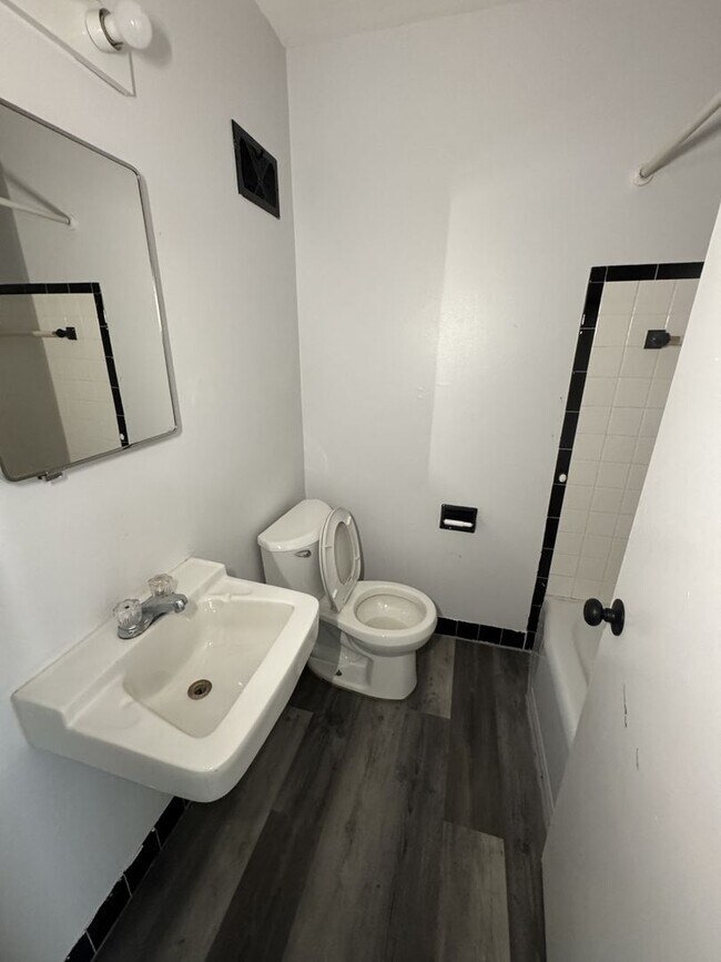 Foto del edificio - 2501-2503 S 44th St. - 8 Unit