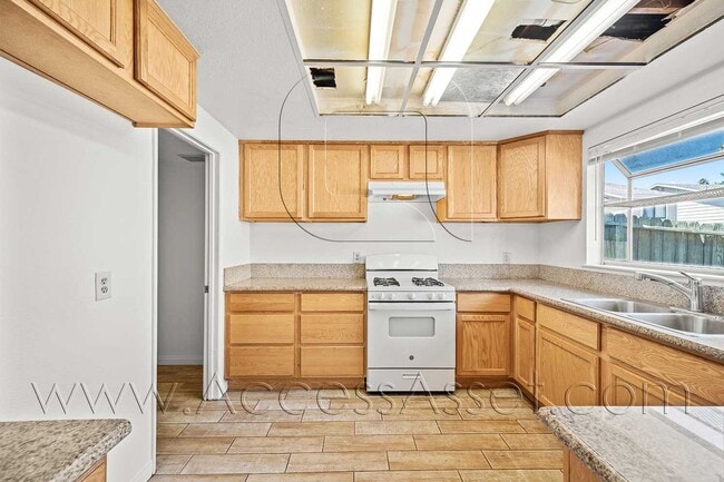 Building Photo - 661 Parkview Dr