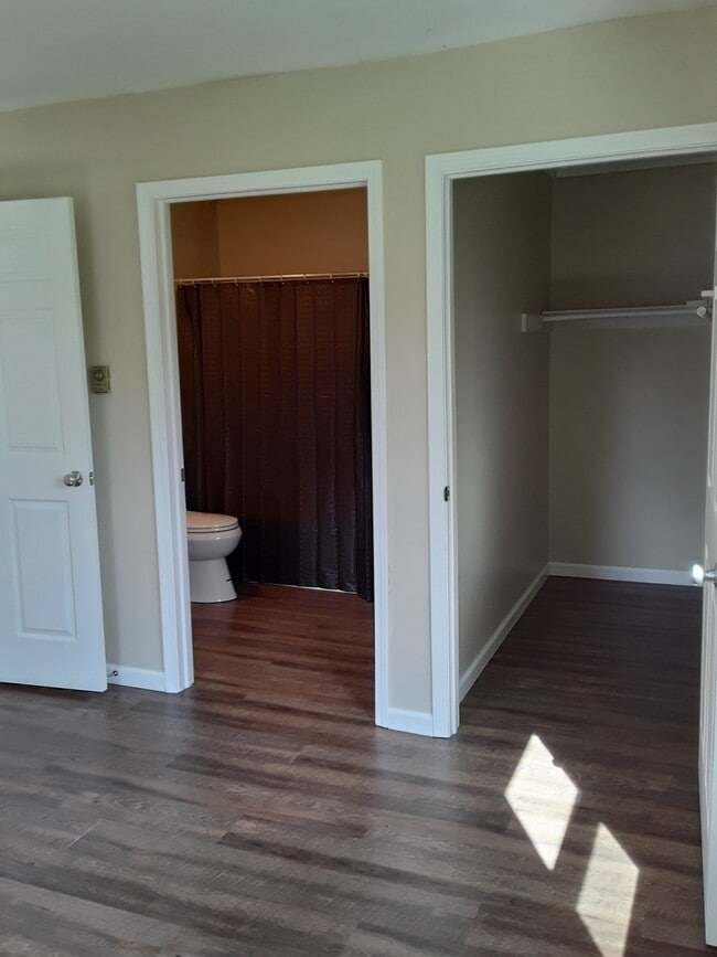 Building Photo - 3 Meadowbrook Ter