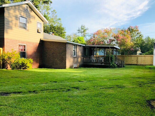 Foto del edificio - 118 Sebrell Ave