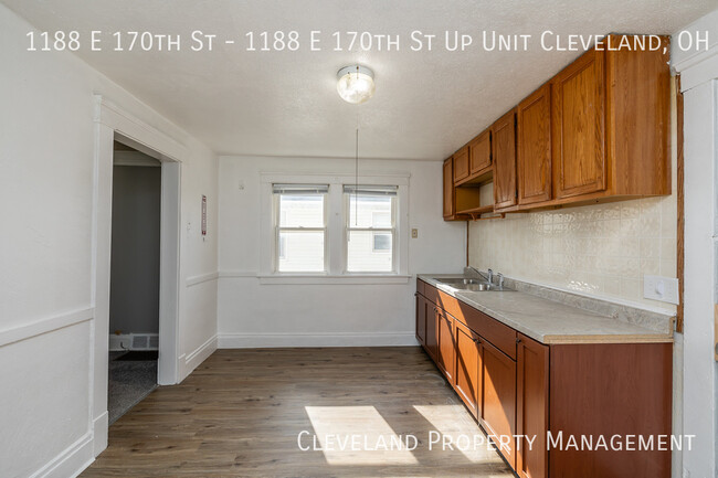 Building Photo - Charming Cleveland Duplex