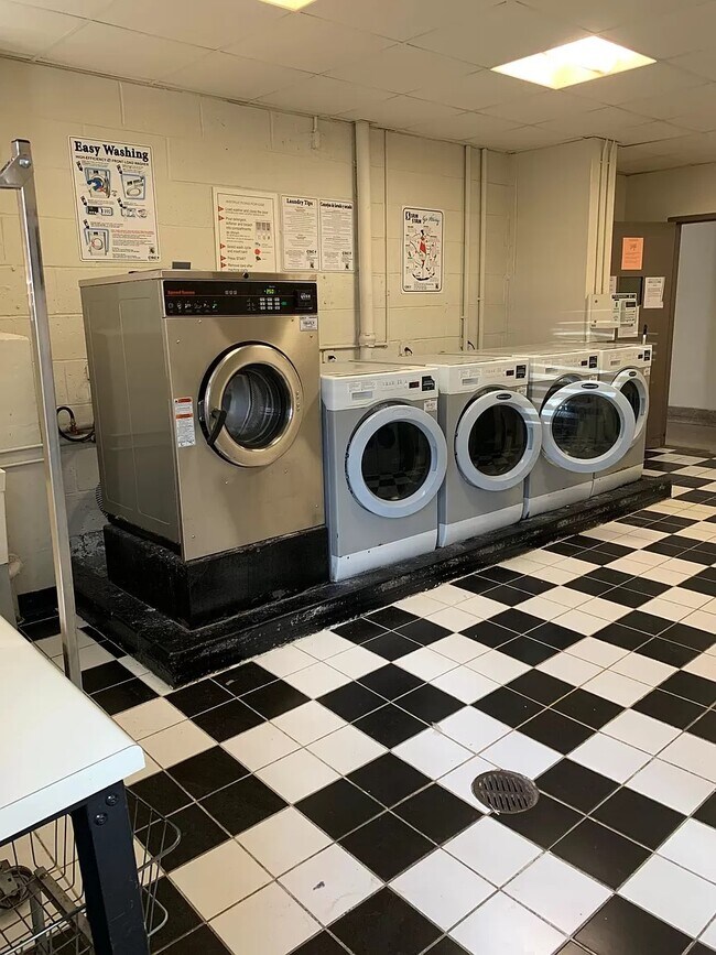 Foto del edificio - 12421 Flatlands Ave