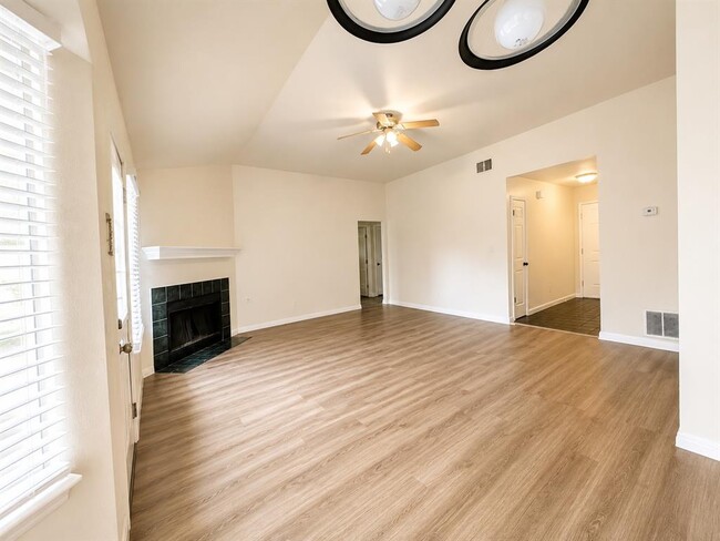 Foto del edificio - 501 Amaryllis Ave