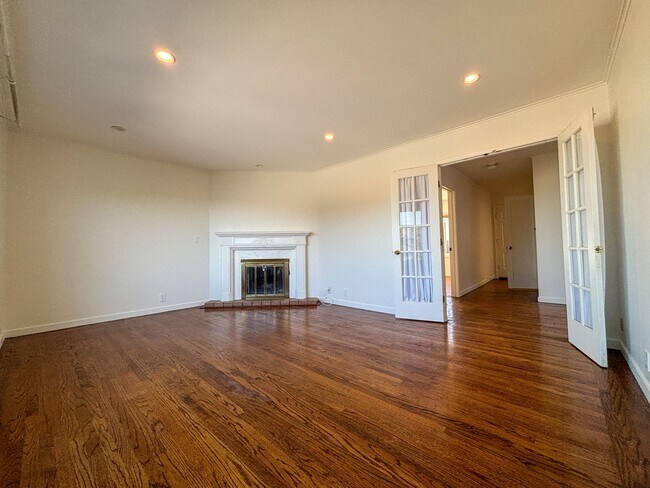 Foto del edificio - Discover Your Dream Home: An Elegant 3-Bed, 1.5-Bath Oasis at Crocker Amazon!