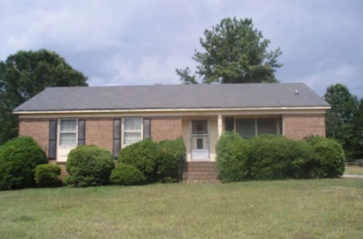 Foto principal - Newly Renovated 3-Bedroom Ranch with Spacious Yard!