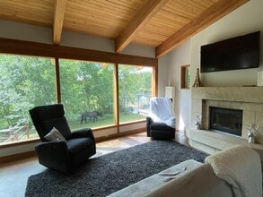 Building Photo - 1425 Benzon Crescent