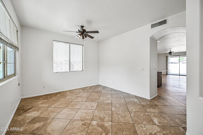 Foto del edificio - 2614 E Fremont Rd