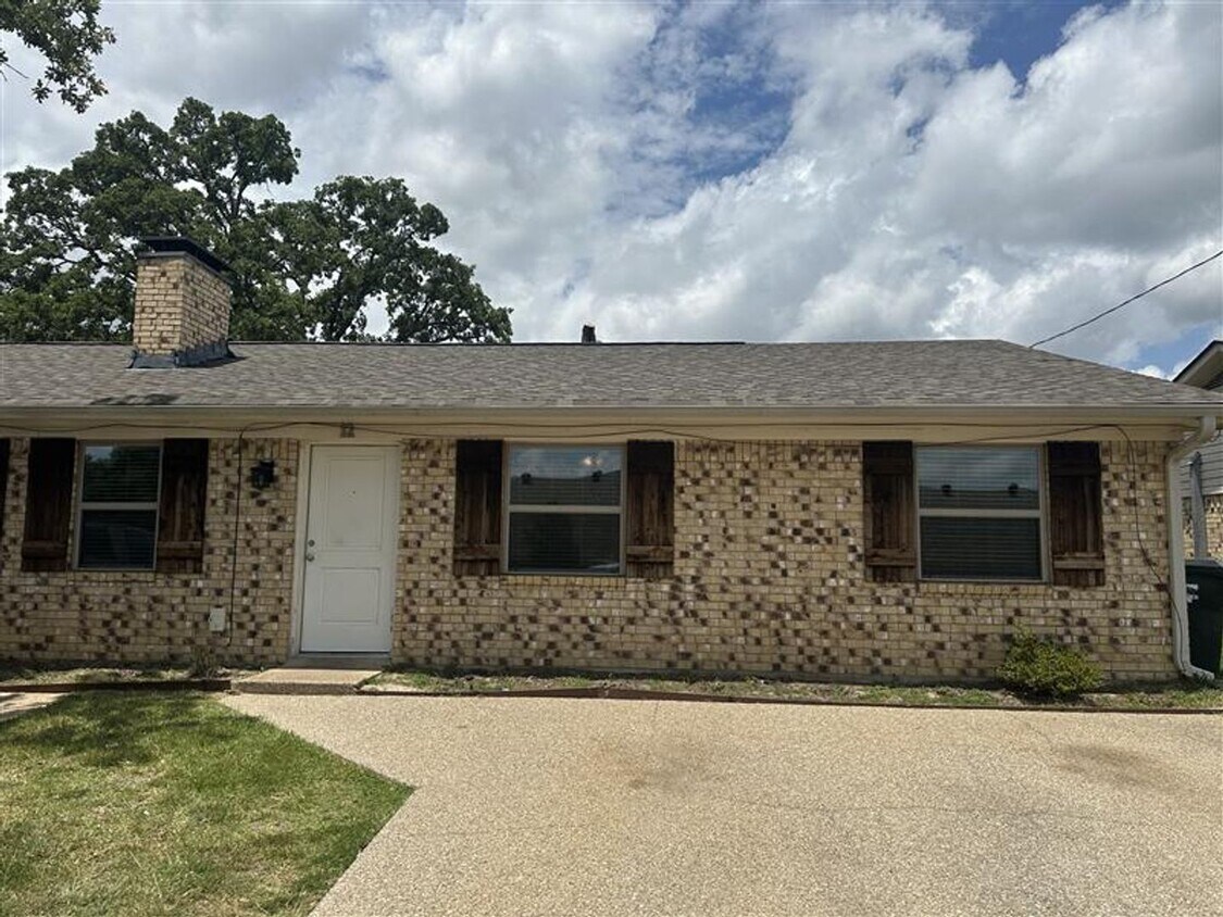Foto principal - 8320 Cambridge Rd