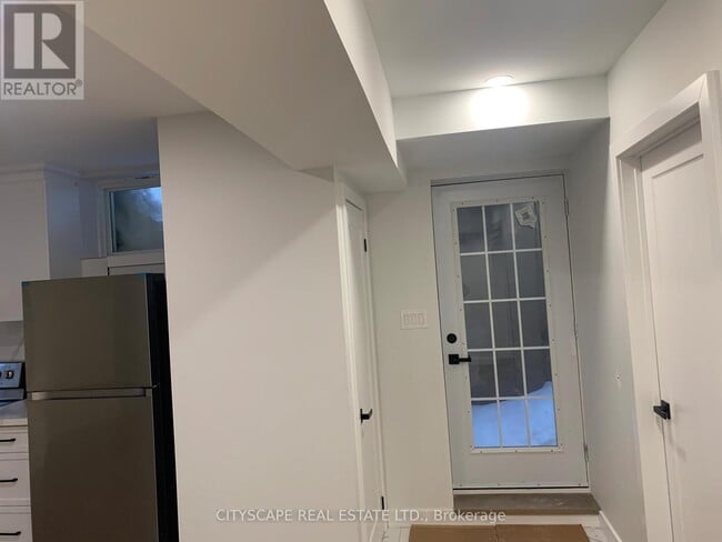 Building Photo - 528 Valhalla Cres