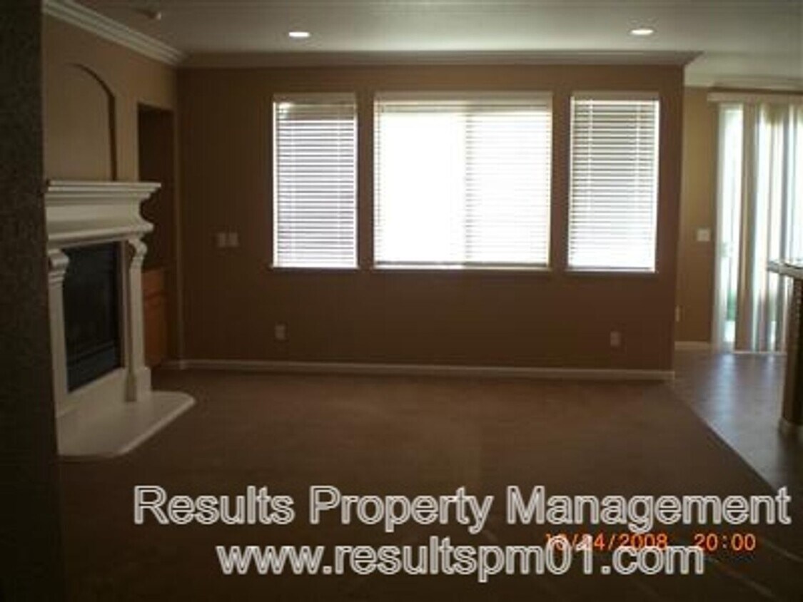 Foto del edificio - Lincoln 3 Bed 2 Bath Single Story Gem!