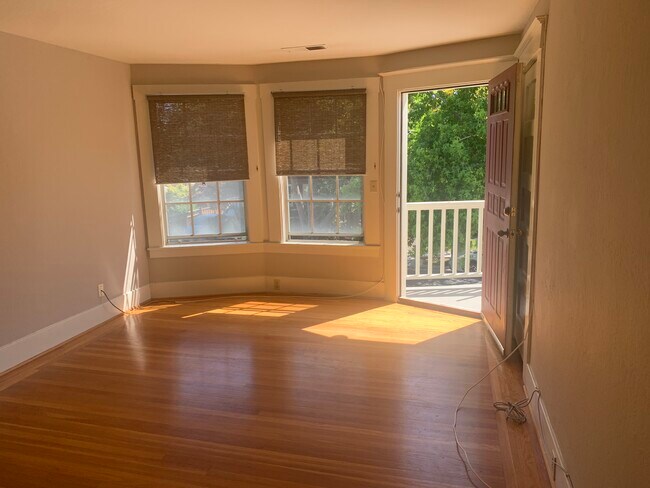 Building Photo - 243 Cowper St