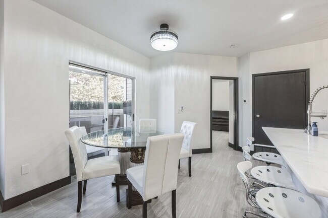 Foto del edificio - Beautiful Remodeled 2 Bedroom/2 Bathroom Condo is DTC!
