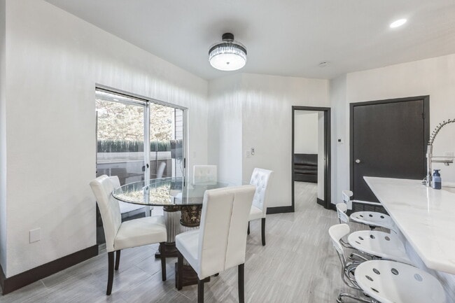 Building Photo - Beautiful Remodeled 2 Bedroom/2 Bathroom Condo is DTC!