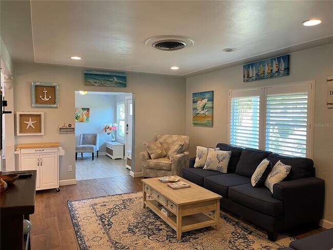 Foto del edificio - 1329 Royal Palm Dr S