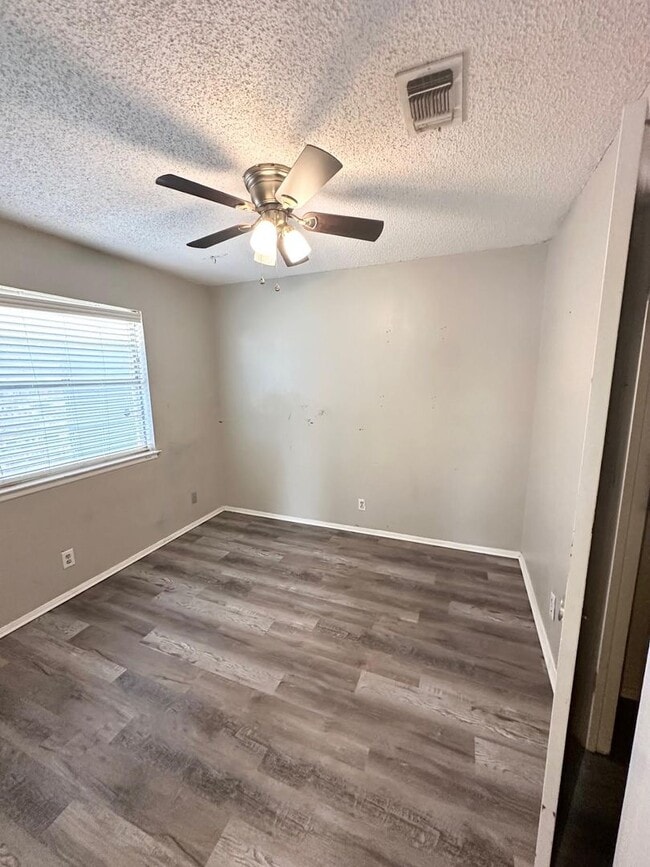 Building Photo - 3 Bed 2 Bath Ready To Rent!