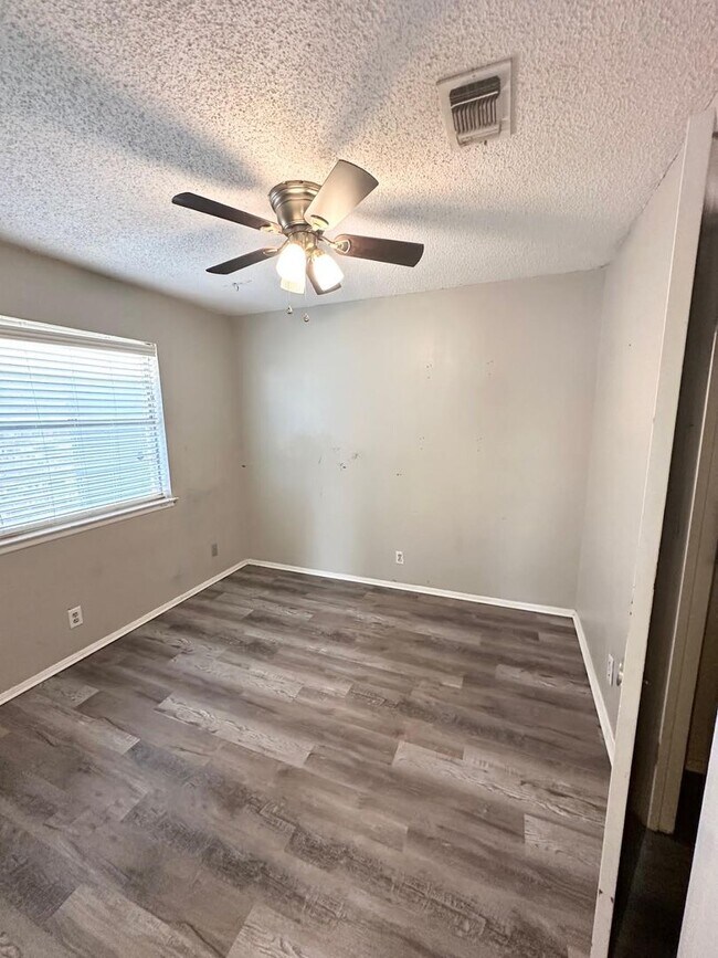 Foto del edificio - 3 Bed 2 Bath Ready To Rent!