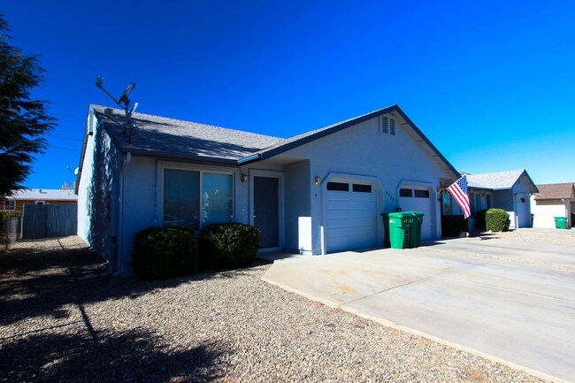 Building Photo - 2 bedroom unit in triplex