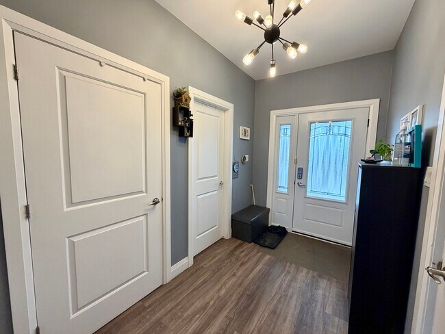 Building Photo - Spacious and well-maintained 5-bedroom, 2-bathroom bungalow located just minutes from the downtow...