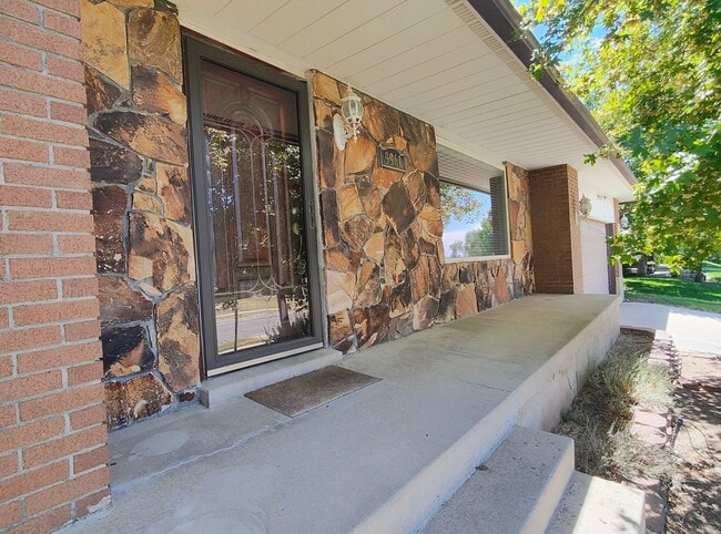 Building Photo - 5 Bd 3 Ba Home in Sandy
