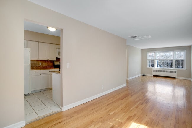 Building Photo - 204 Alpine Pl