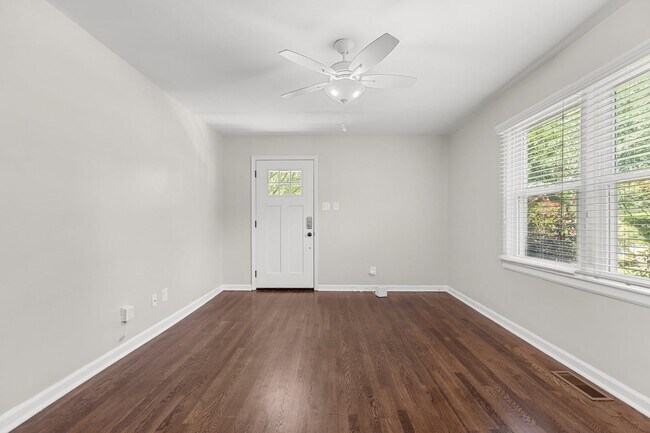 Foto del edificio - Adorable, Modern 3 Bedroom Ranch near Downtown Raleigh - Gorgeous finishes, open floorplan, updat...