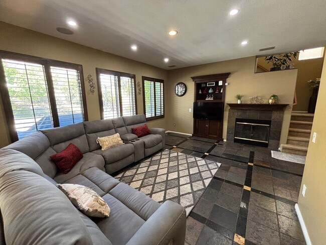 Foto del edificio - Spacious 3-Bedroom Home with a Big Loft & Community Pool in Saugus!
