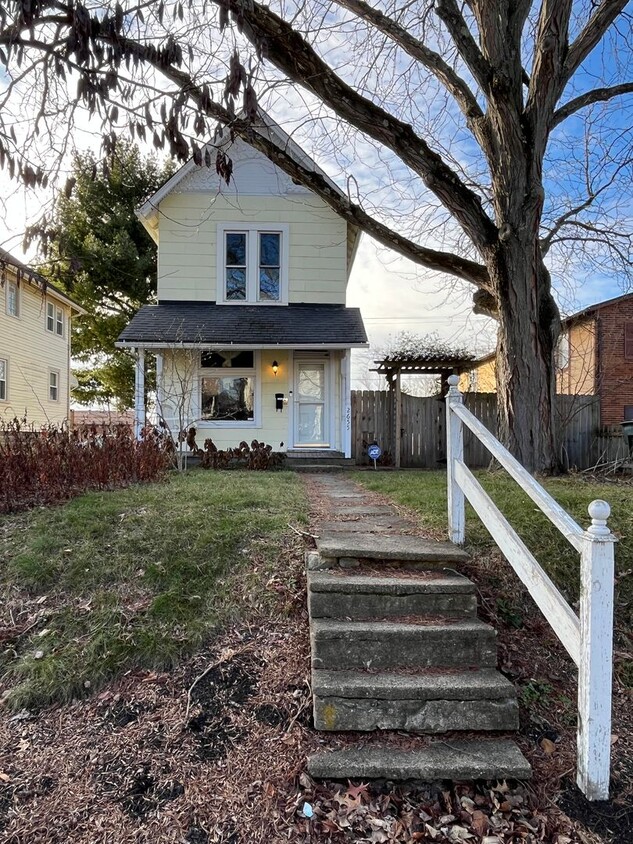 Foto principal - Charming 2 bedroom 2.5 bath single family ...